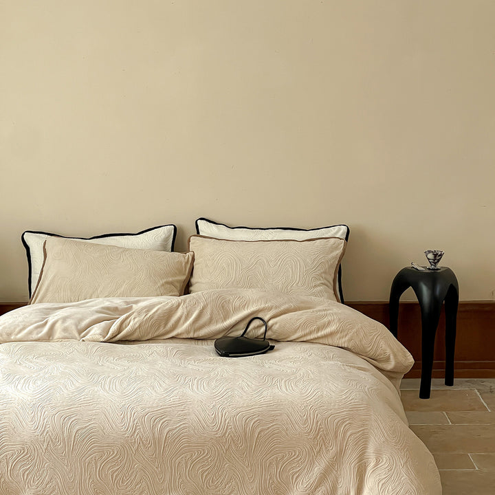 Reversible bedding set made of fine cotton satin with subtle relief pattern and contrast piping