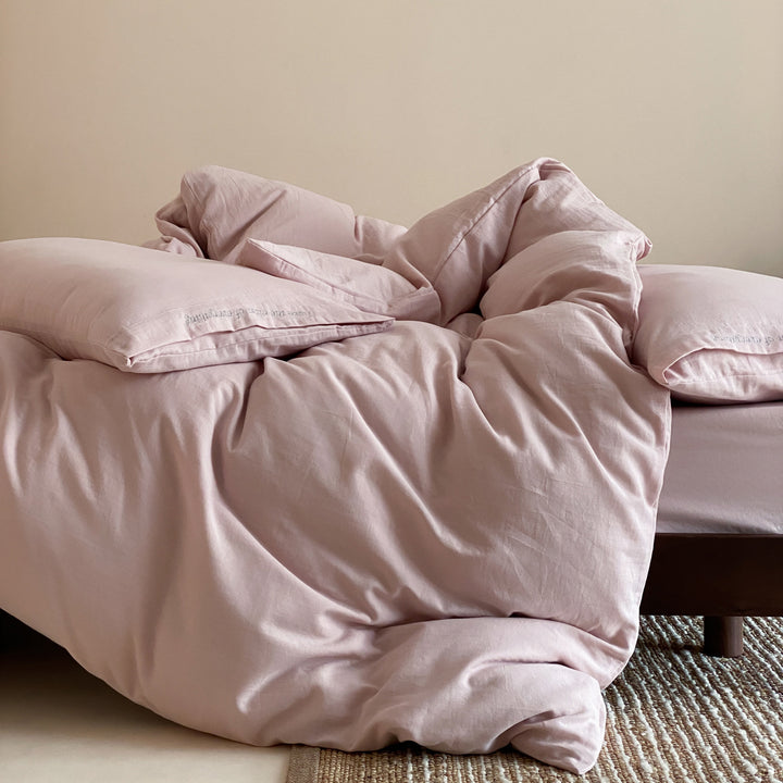Complete bedding set with lightweight all-season duvet, pillow and fitted sheet made of cotton percale