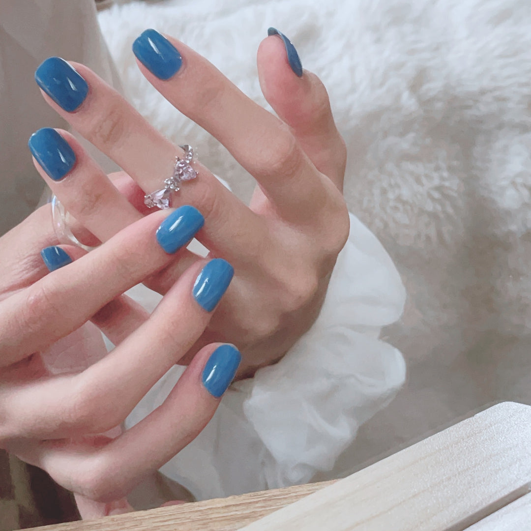 Glossy Nail Set with Elegant Design