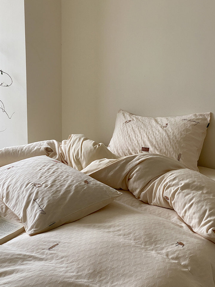 Quilted bedding set made of organic cotton with subtly embroidered mini motifs