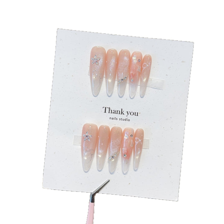 Artificial nails with filigree design and glitter accents Kalsten