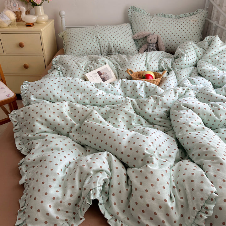 Padded all-season quilted comforter with ruffle and fine dot pattern made of cotton percale