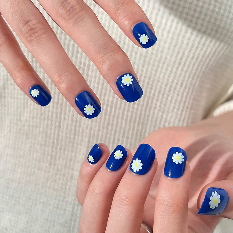 Artful Nail Art with Daisy Design Kalsten