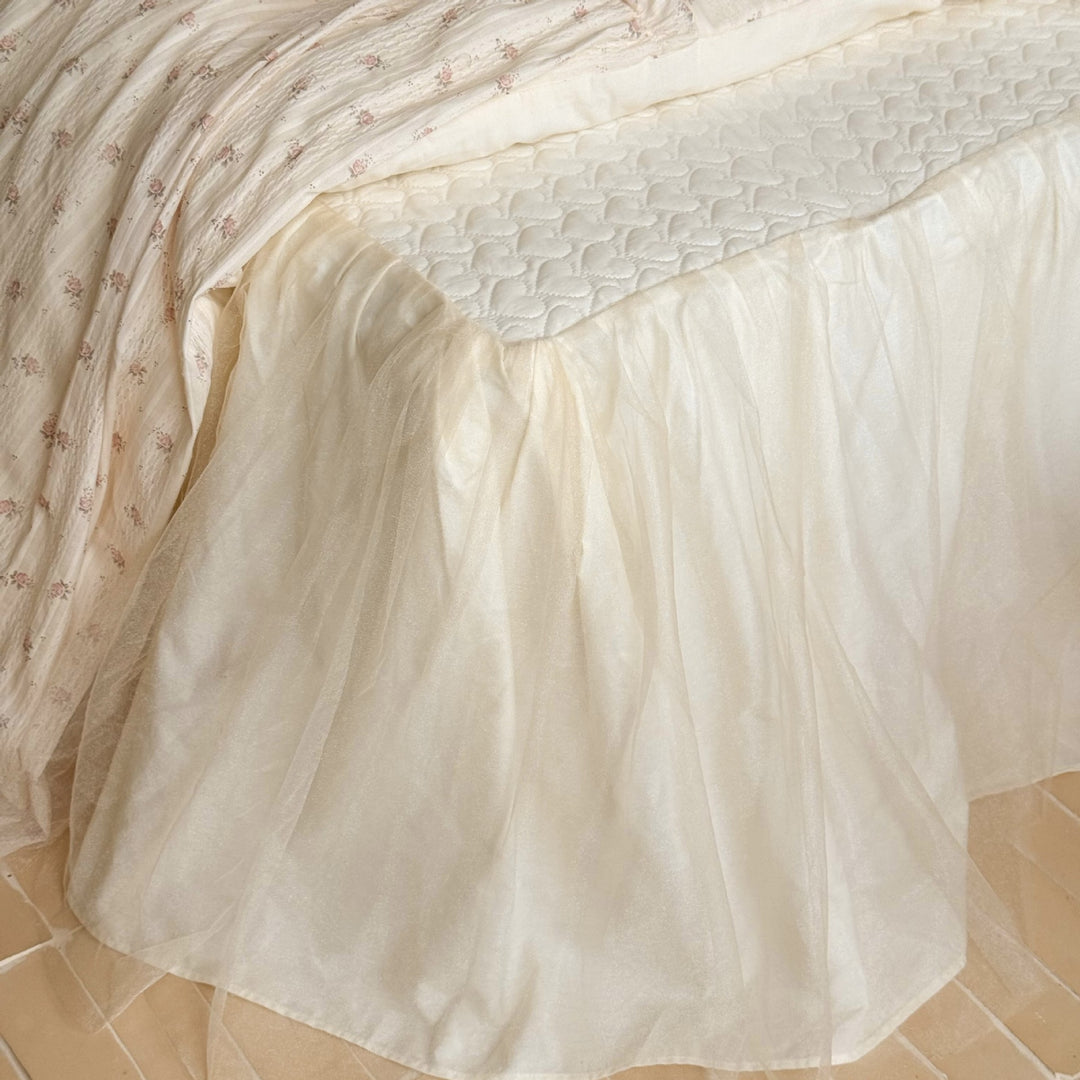Romantic bedding set with lace frills