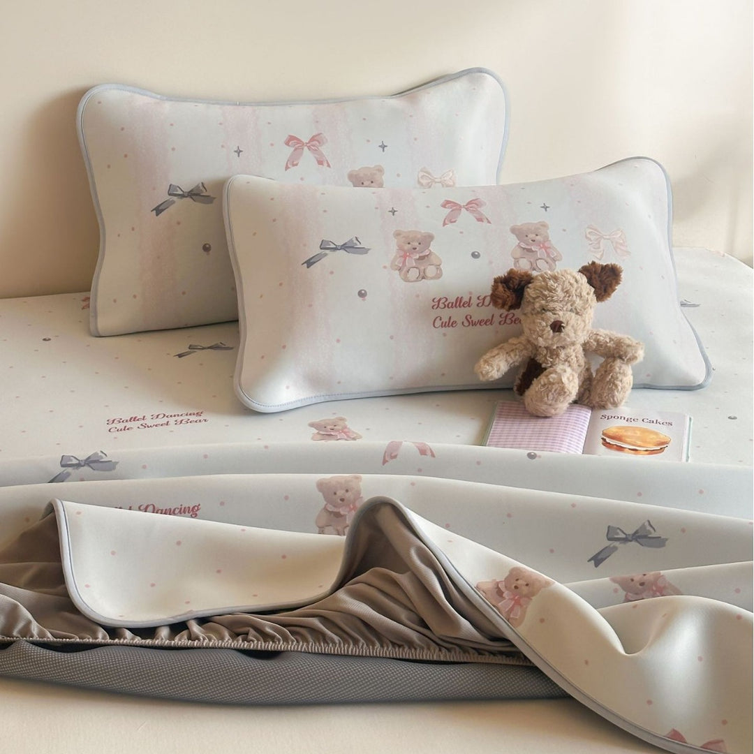Floral fitted sheet set made of skin-friendly cotton with fine piping and slip-resistant underside