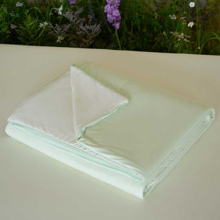 Three-piece bedding set with ultra-light quilted blanket, elastic fitted sheet, and pillowcase