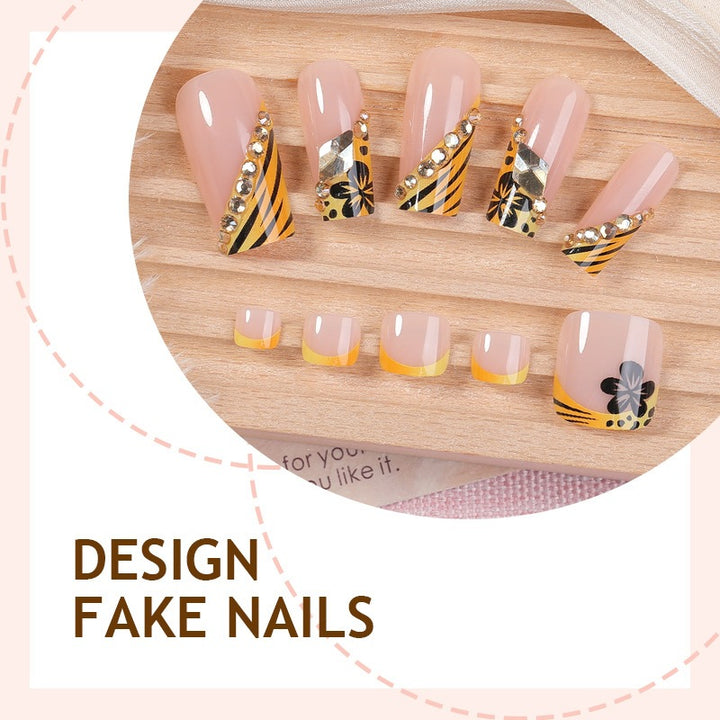 Artificial nail art with extravagant designs and glitter elements Kalsten