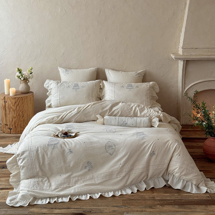 Bedding set with delicate embroidery and ruffled hem