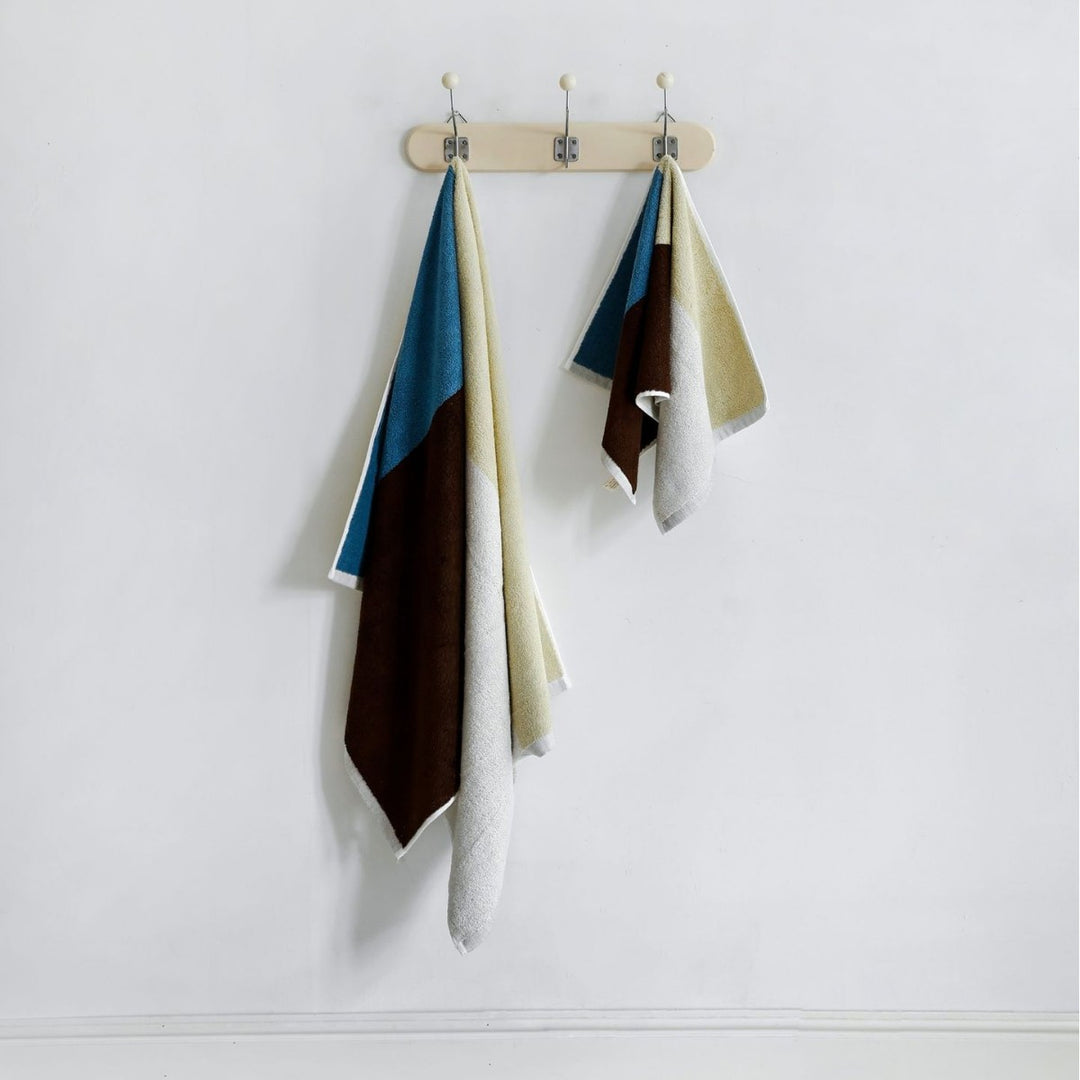 Jacquard guest towel made of cotton terry with playful bird and heart pattern