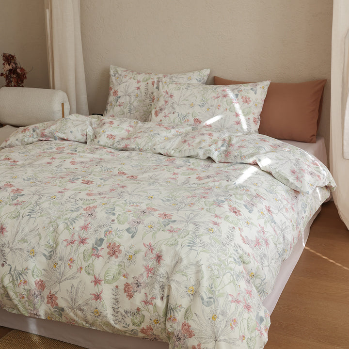 Cotton satin bedding set with fine watercolor floral pattern and soft touch
