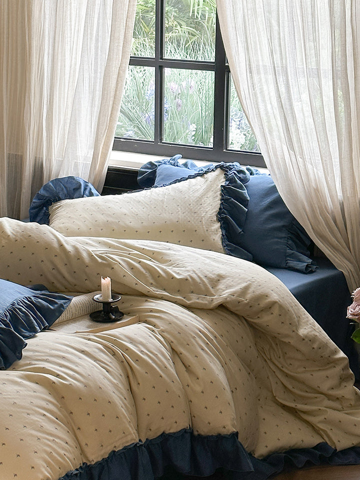 Vintage romantic bedding set with ruffled hem and floral pattern