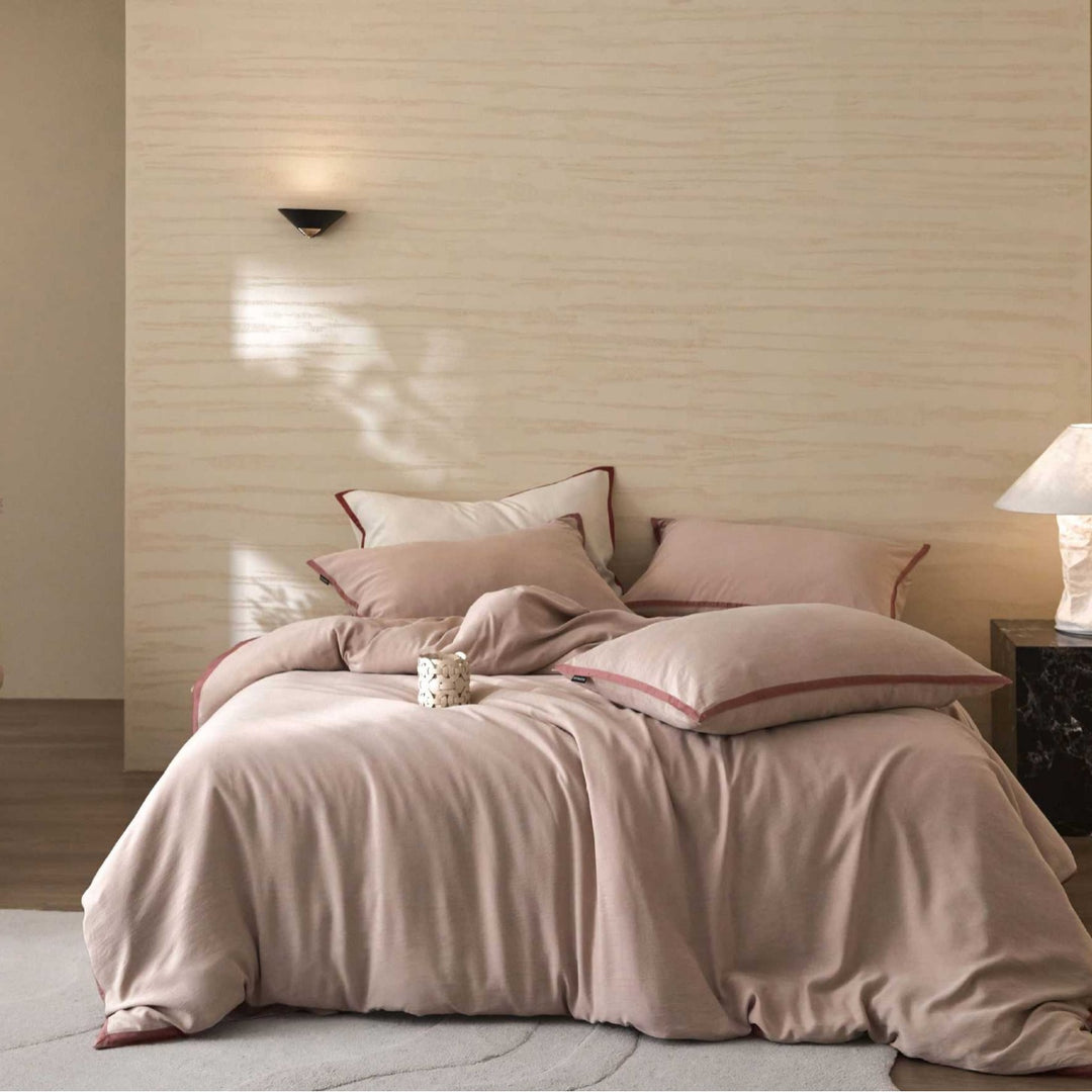 Stonewashed cotton bed linen set with contrasting piping and soft touch