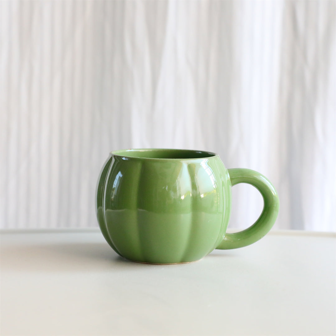 Ceramic mug with ergonomic handle and ribbed balloon shape