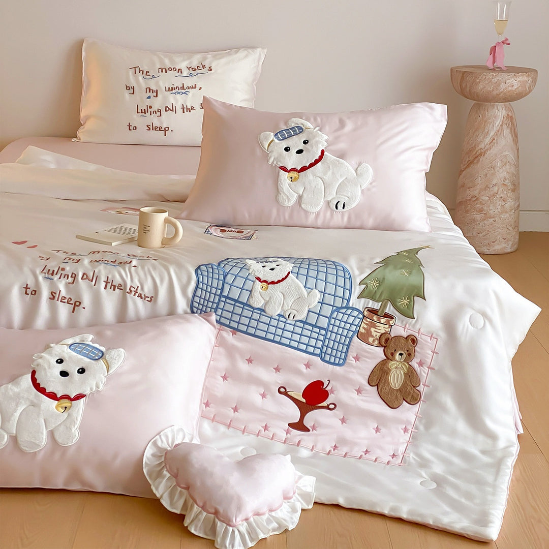 Playful satin bedding set with appliquéd animal motifs and quilted bedspread