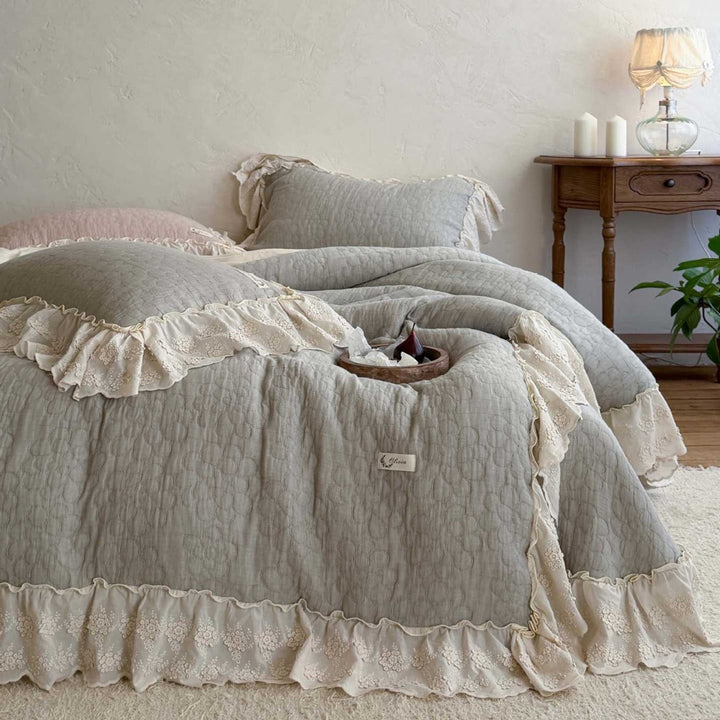 Ruffled quilt set made of cotton blend fabric with lace ruffle