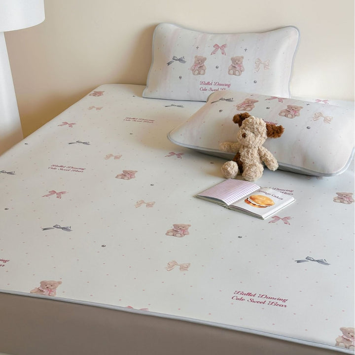 Floral fitted sheet set made of skin-friendly cotton with fine piping and slip-resistant underside