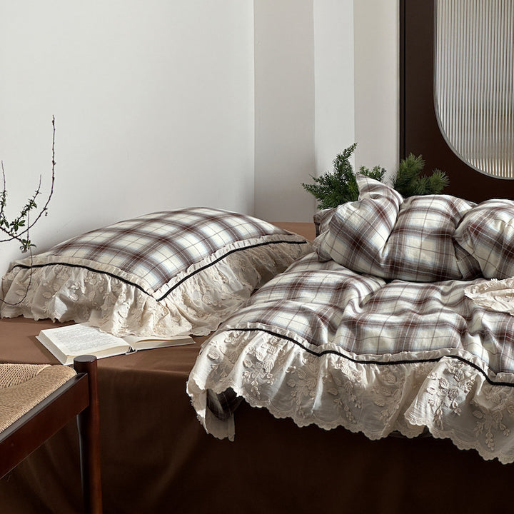 Bedding set made of cotton percale with vintage check and embroidered ruffle
