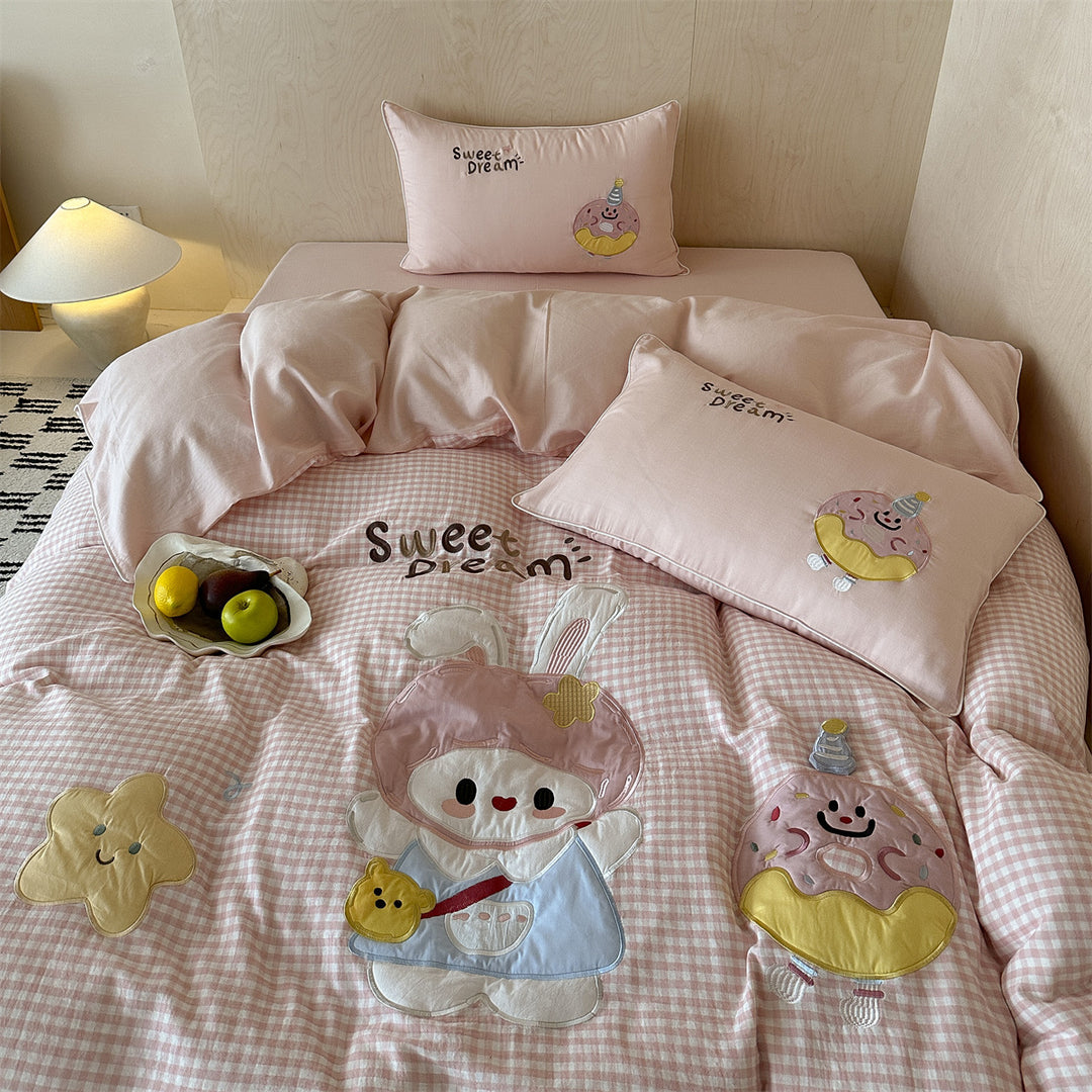Children's duvet cover set with quilted gingham and cute appliqués