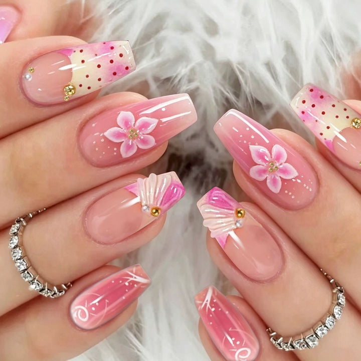 Artful nail set with floral accents Kalsten