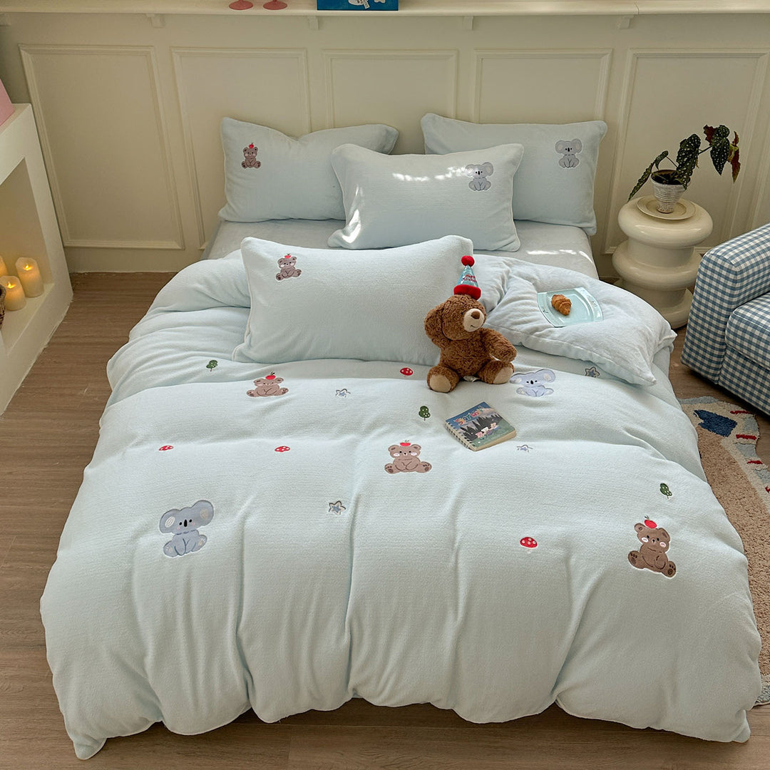 Children's bedding set made of microfiber fleece with embroidered animal motifs and extra soft texture