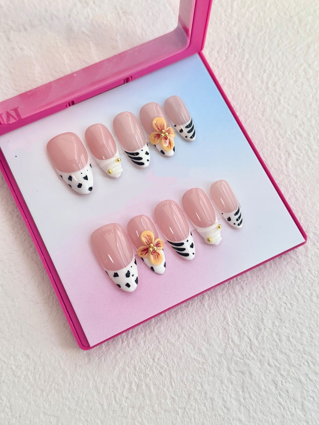 Artistic Press-On Nail Art Set with Floral and Patterned Designs