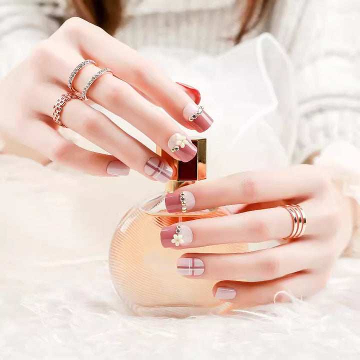 Elegant Decorative Press-On Nail Set