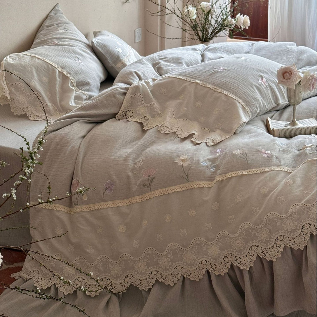 Bedding set made of cotton-linen with floral embroidery, ruffles & lace