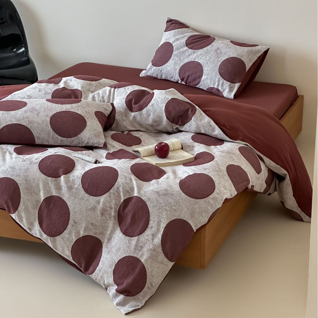 Bedding set with large polka dot pattern and soft jersey touch