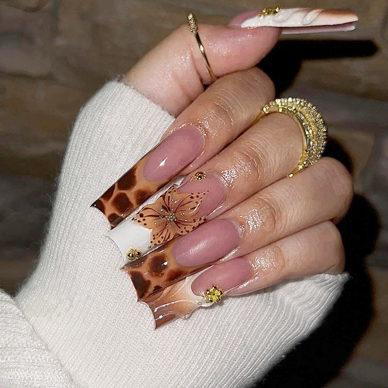 Creative nail art set with floral accents and ombre effect Kalsten