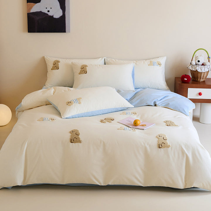 Cotton bedding set with embroidered cat appliqués and reversible pillowcases