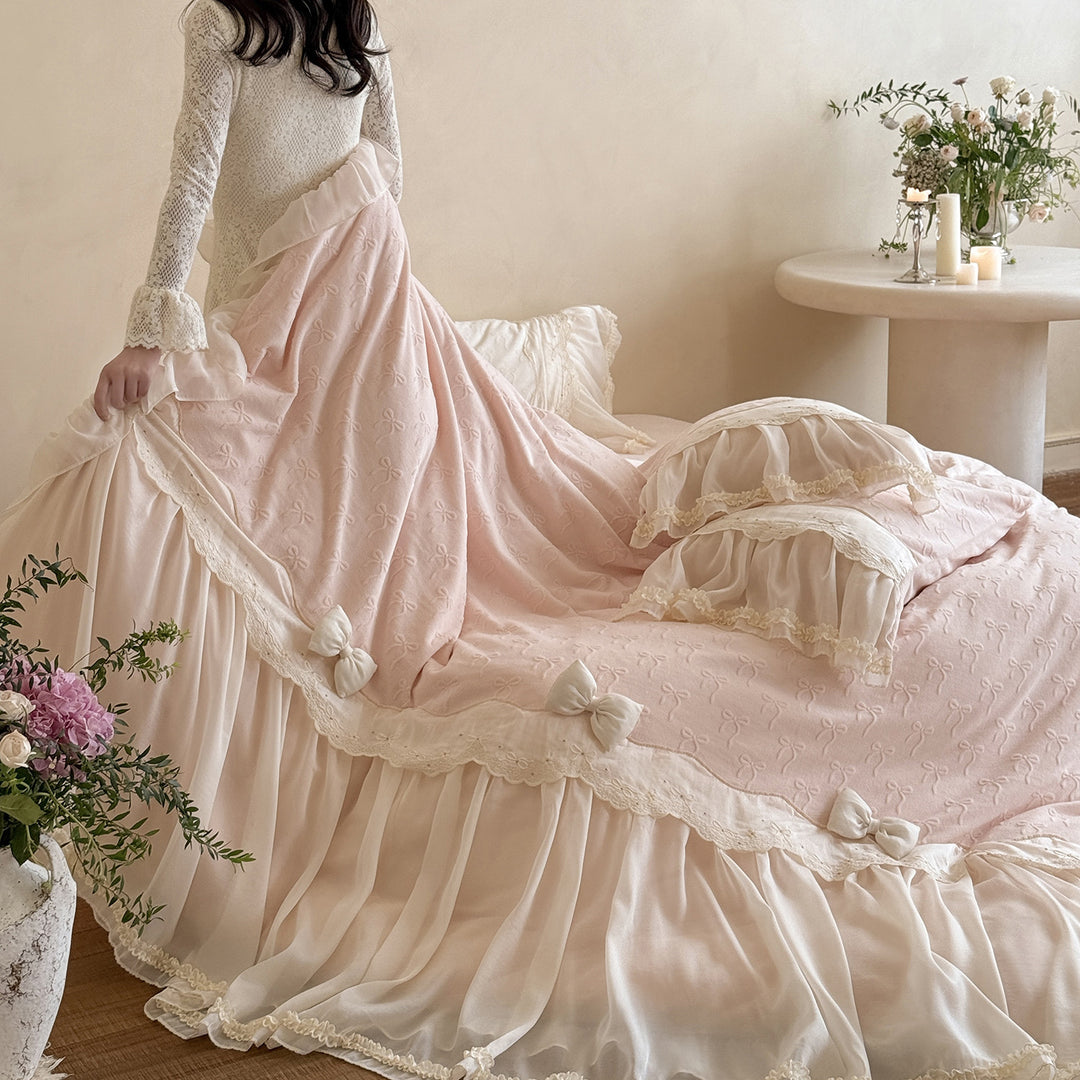 Romantic bedding set with ruffles and lace trim