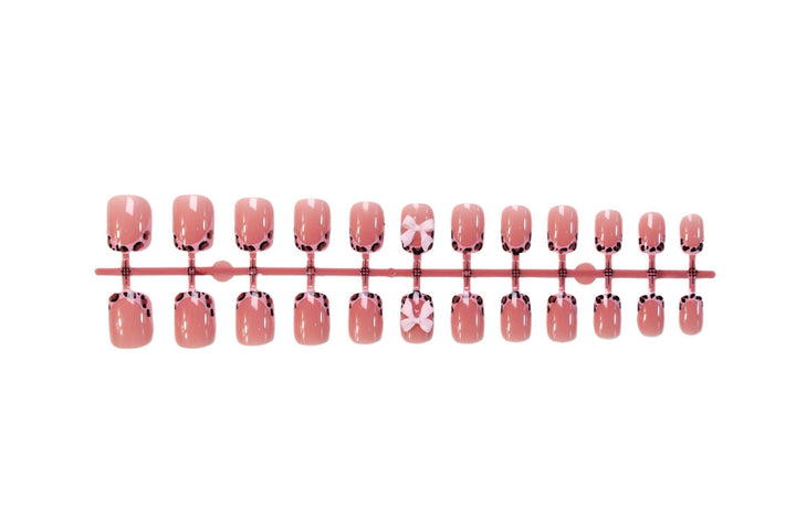Nail set with playful bow design and lively animal accent Kalsten