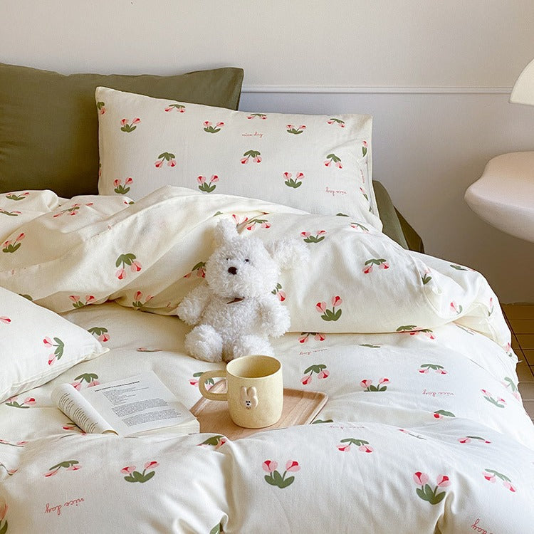 Cotton satin bedding set with playful strawberry all-over print and reversible blanket