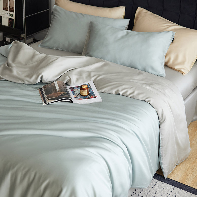 Reversible bedding set made of cotton satin with a silky feel and subtle quilted border