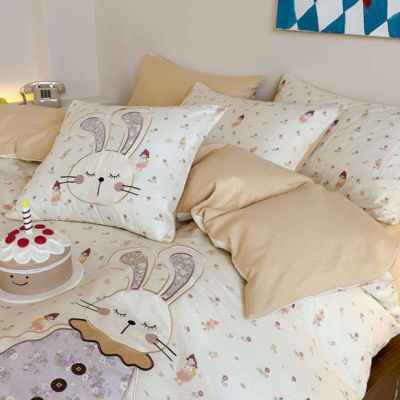 Bedding set with appliquéd doll motif and star pattern