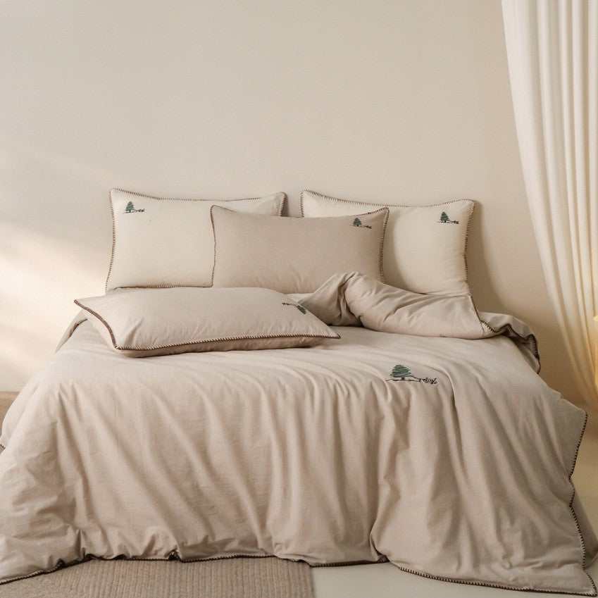 Bedding set made of cotton satin with fine embroidery and contrasting hem