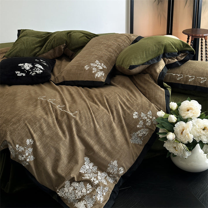 Luxurious embroidered cotton bedding set with pillowcase and reversible function