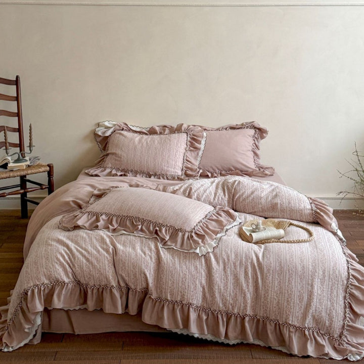 Bedding set with vintage ruffles, reversible cover and lightweight comforter
