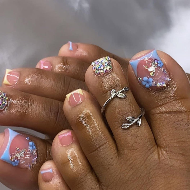 Artful toenail decoration with elegant gold accent Kalsten