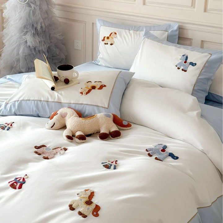 Children's bedding set with embroidered horse appliqués and fine edging