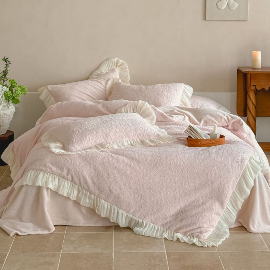 Bedding set with quilted jacquard structure and pleated ruffle