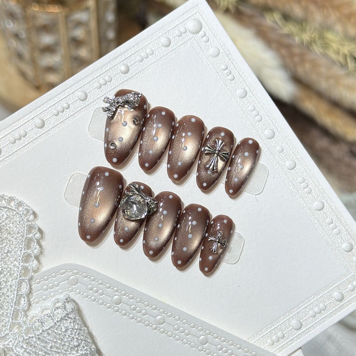 Elegant Press-On Nail Art Set with Distinctive Metallic Accents Kalsten