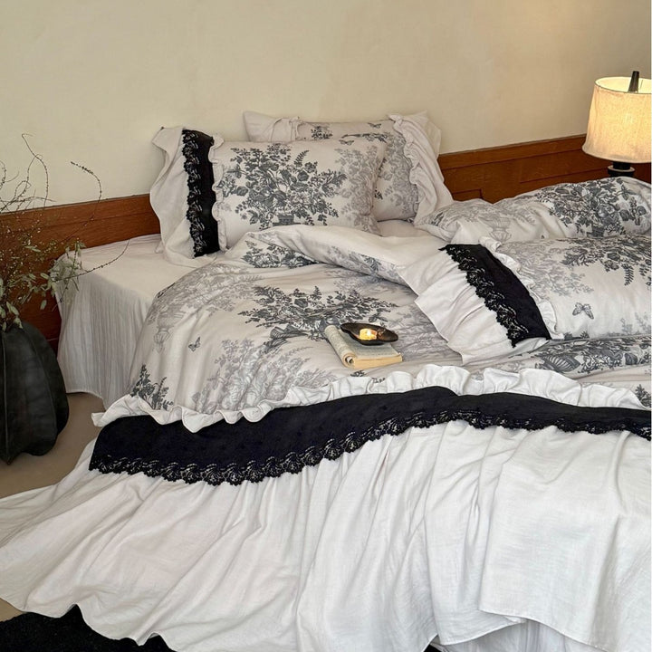 Bedding set in Toile vintage style with frill, lace trim and bed skirt