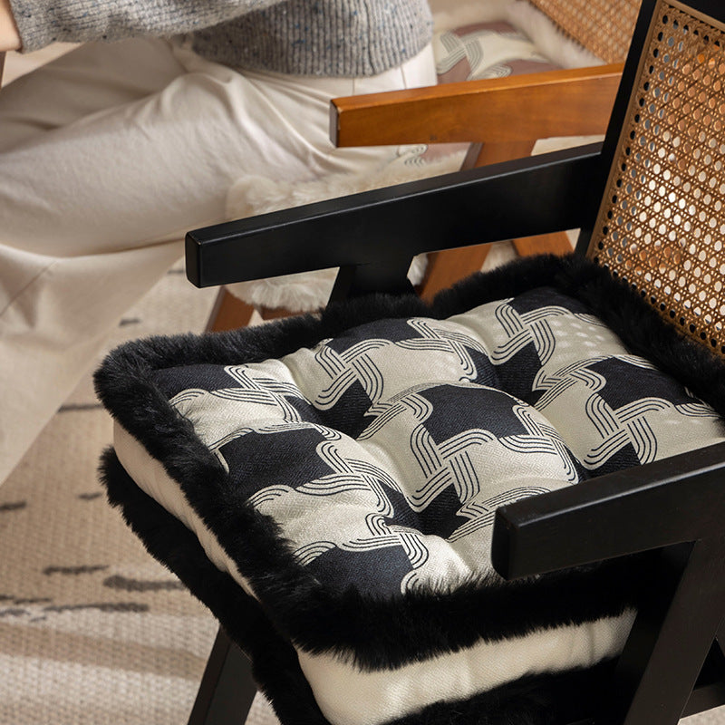 Padded seat cushion with fastening straps, quilted tufting surface and faux fur trim Kalsten