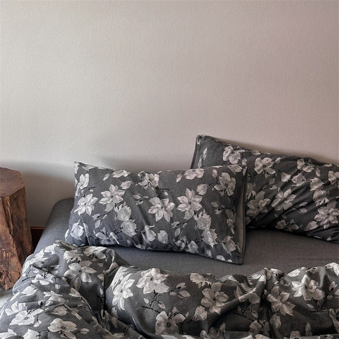 Bedding set made of cotton percale with delicate floral pattern and integrated fitted sheet