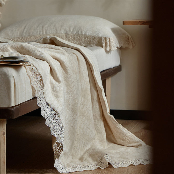 Quilted bedspread and pillowcase in a washed linen look with a crochet trim