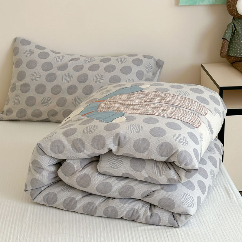Children's quilt set with appliquéd dog motif and polka dot pattern
