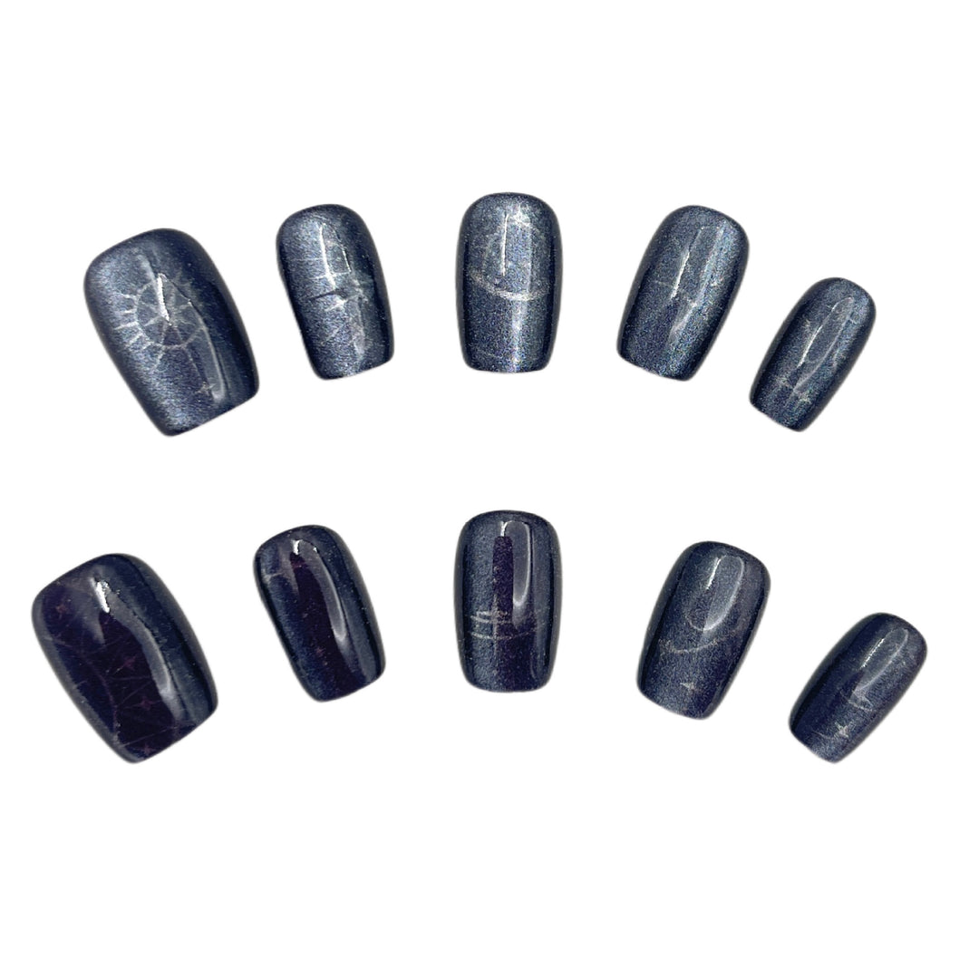 Artistic Press-On Nail Set with Elegant Gold Accents