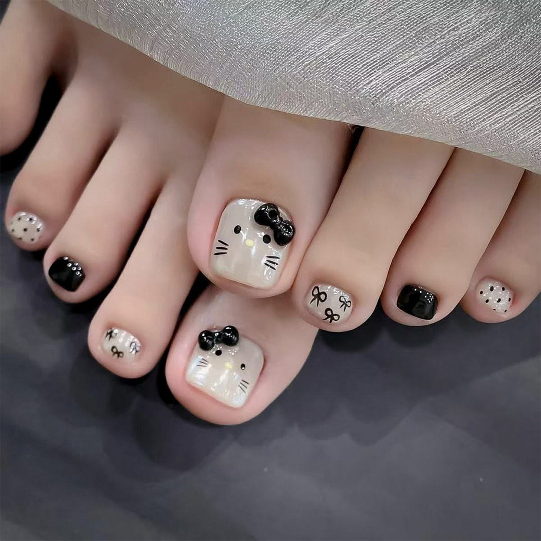Artful toenail decoration with elegant gold accent Kalsten