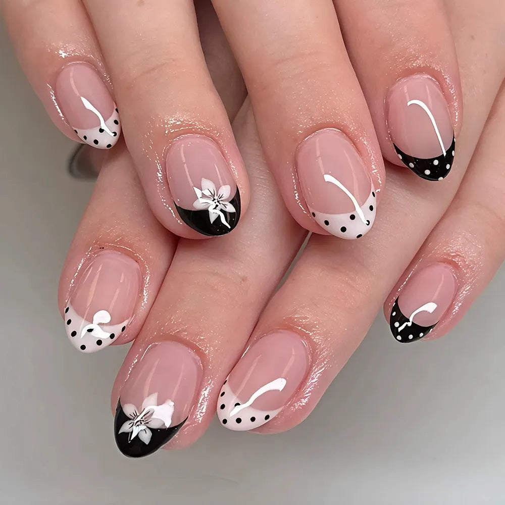 Elegant Black and White Floral Nail Art Extensions Kalsten